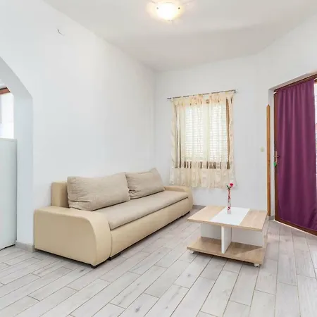 Chude Apartment *